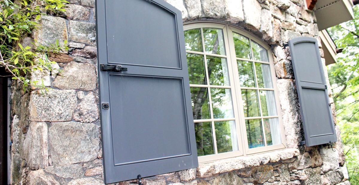 B-821Blackthornecloseupofgaragewall6580